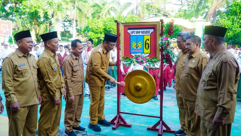 Hari Pertama Masuk Sekolah, Wabup Alif Sapa Siswa SMPN 6 Gresik