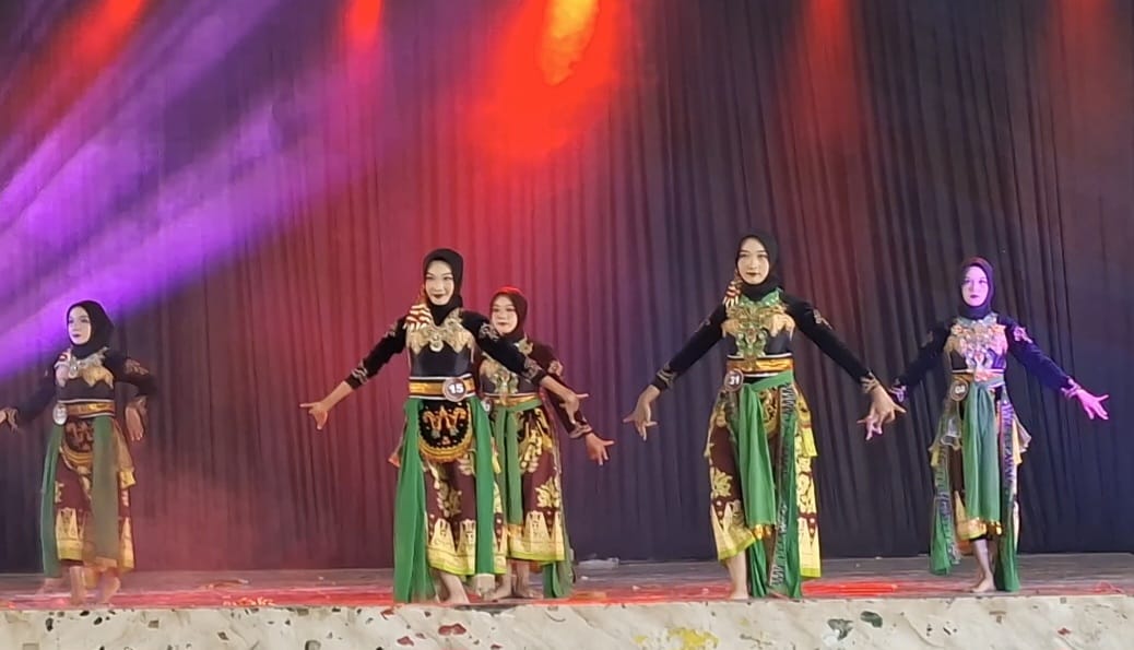 Gerak Tari Para Siswa SMAN 1 Bangil Memukau