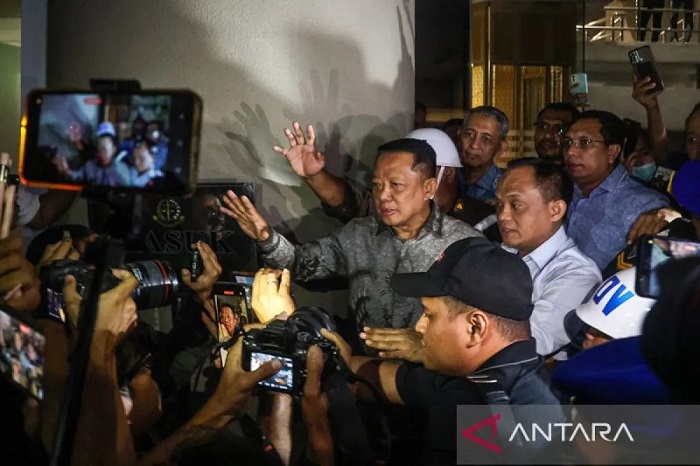DPR Minta Tak Ada Perlakuan Berbeda terhadap Tersangka Febrie Adriansyah