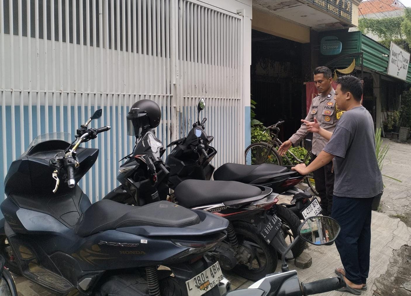 Perkuat Keamanan, Bhabinkamtibmas Polsek Rungkut Sambang Warga