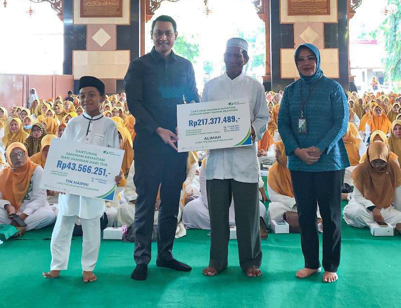 Bupati Tuban Serahkan Manfaat Kepesertaan BPJS Ketenagakerjaan Guru TPQ