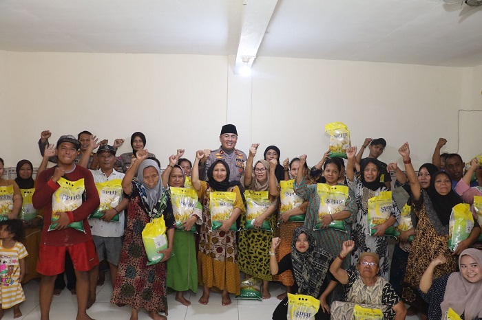 Polres Pelabuhan Tanjung Perak Bagaikan 150 Paket Beras SPHP untuk Warga Pabean Cantikan