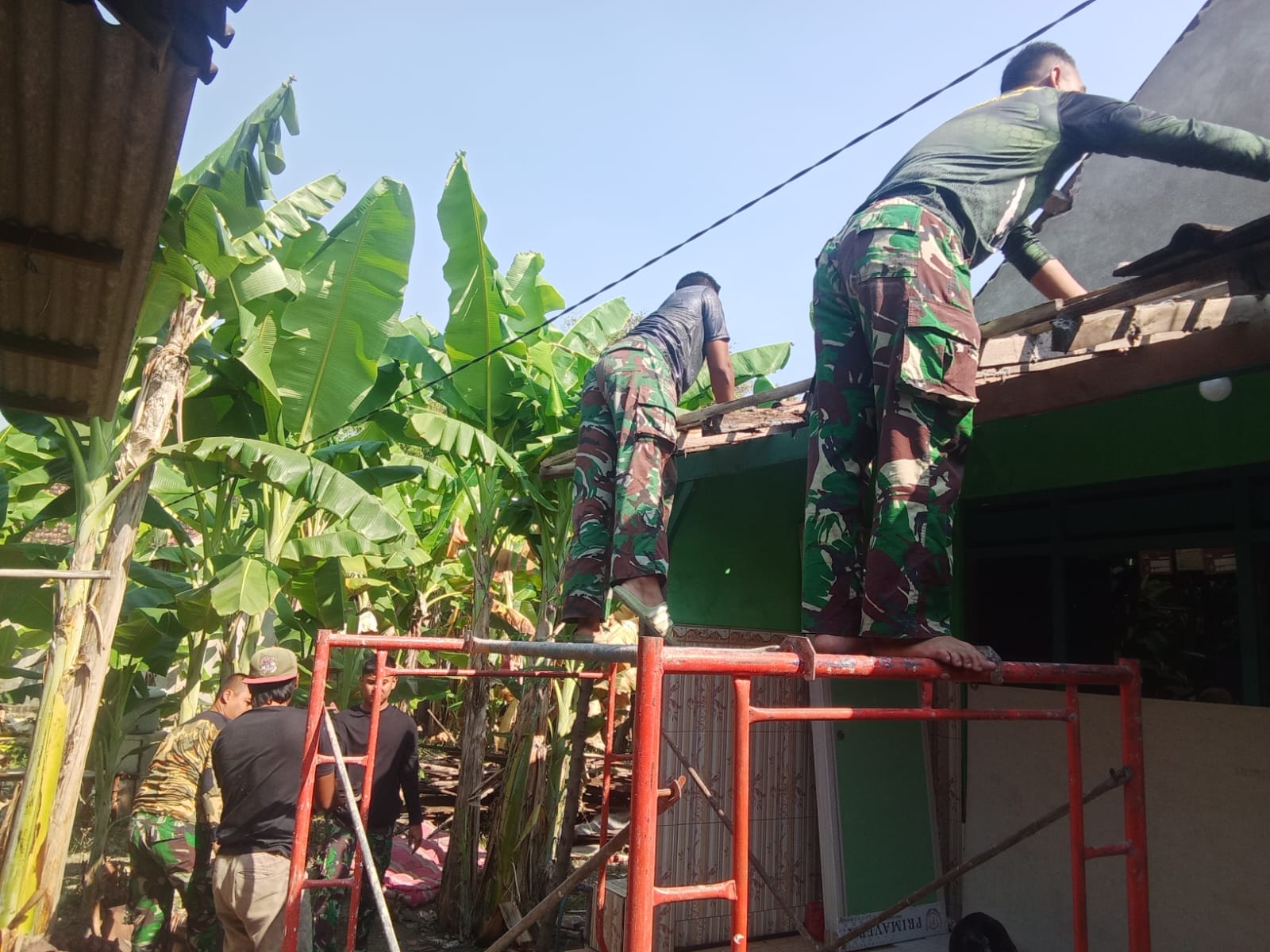 Satgas TMMD Ke-126 Kodim 0816/Sidoarjo dan Warga Wujudkan Rumah Layak Huni