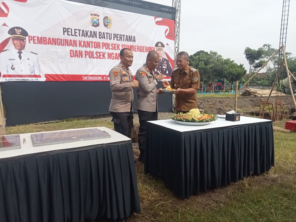 Bupati Gatut Sunu Pimpin Peletakan Batu Pertama Pembangunan Polsek Sumbergempol dan Ngantru