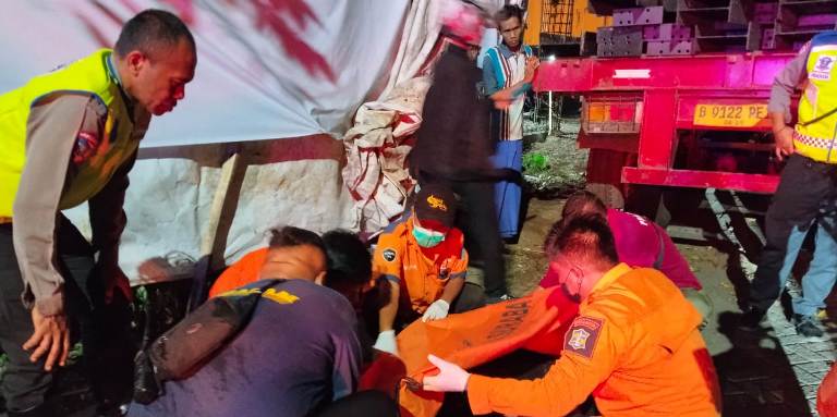 Pengendara Motor Tewas Tabrak Trailer Parkir di Kertajaya Indah Surabaya