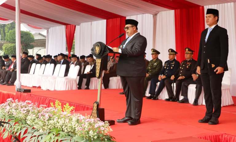 Bupati Jombang Pimpin Upacara Hari Sumpah Pemuda Ke-97 dan Serahkan Penghargaan Pemuda Pelopor 2025