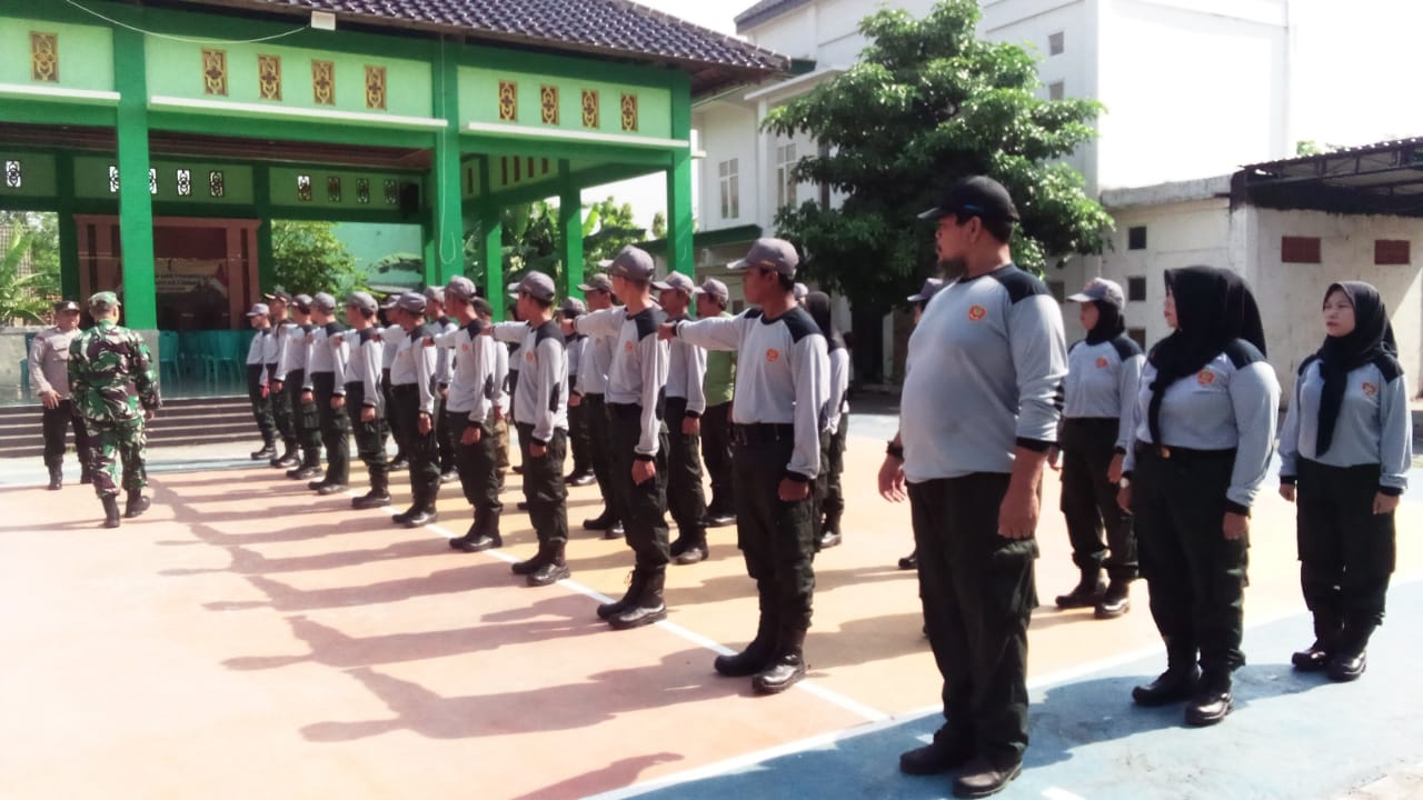 Bhabinkamtibmas dan Babinsa Dander Beri Pelatihan Baris Berbaris kepada Linmas