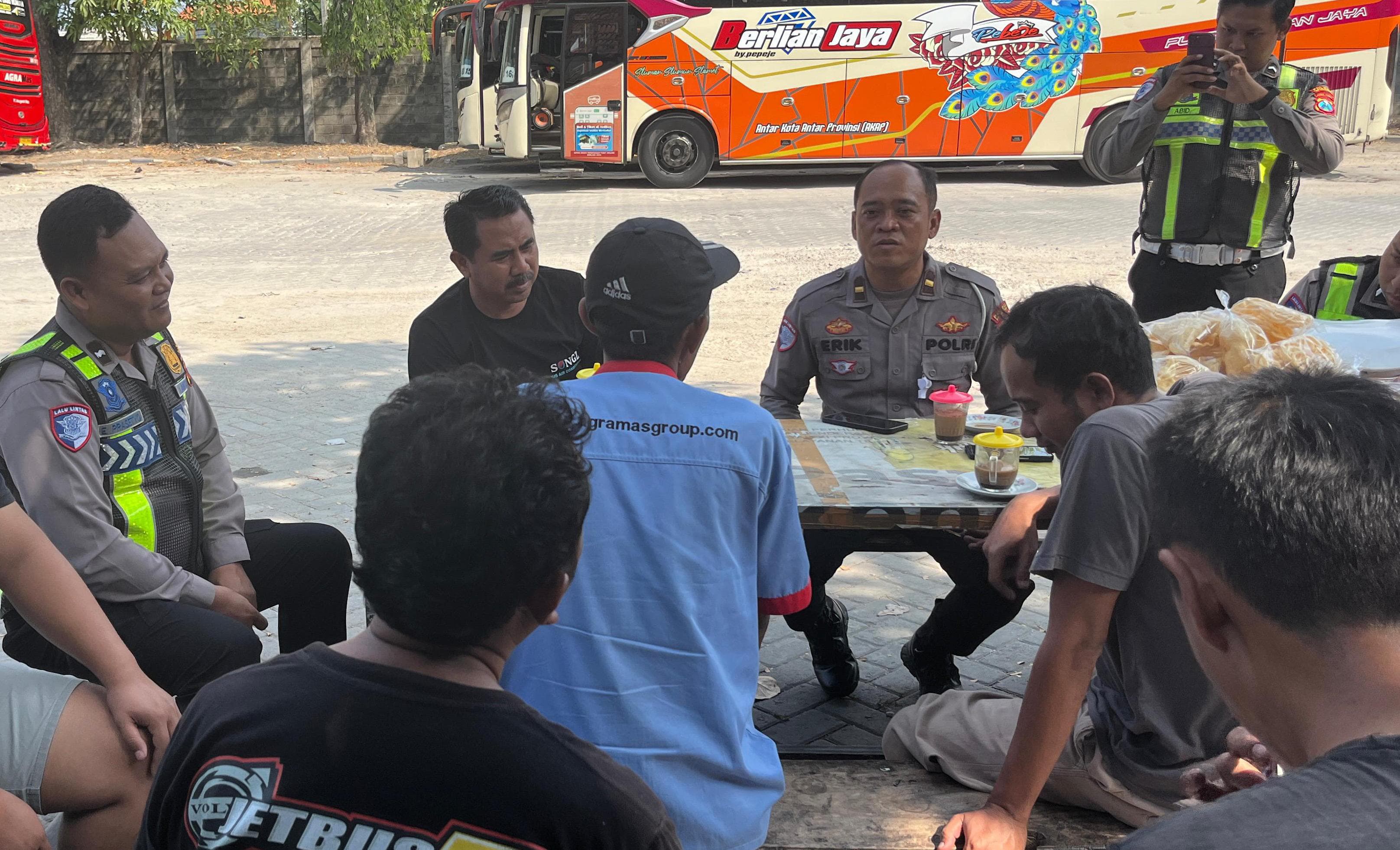 Cangkrukan Bareng Crew Bus, Satlantas Polres Bojonegoro Ajak Tertib Berkendara