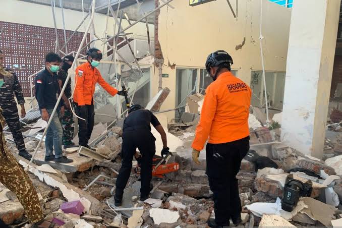 Gempa NTT, Masyarakat Diminta Jauhi Gedung yang Retak dan Hampir Ambruk