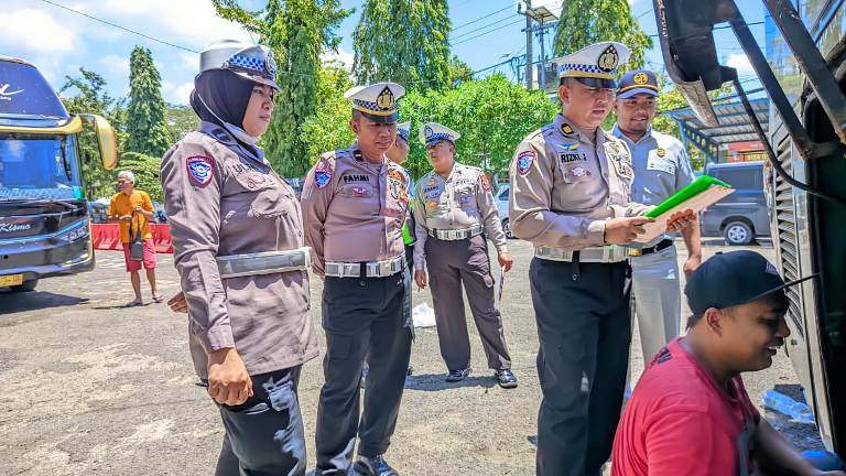 Hari Kedua Ops Keselamatan Semeru 2026, Polda Jatim Ramp Check Kendaraan di Terminal Trunojoyo Sampang
