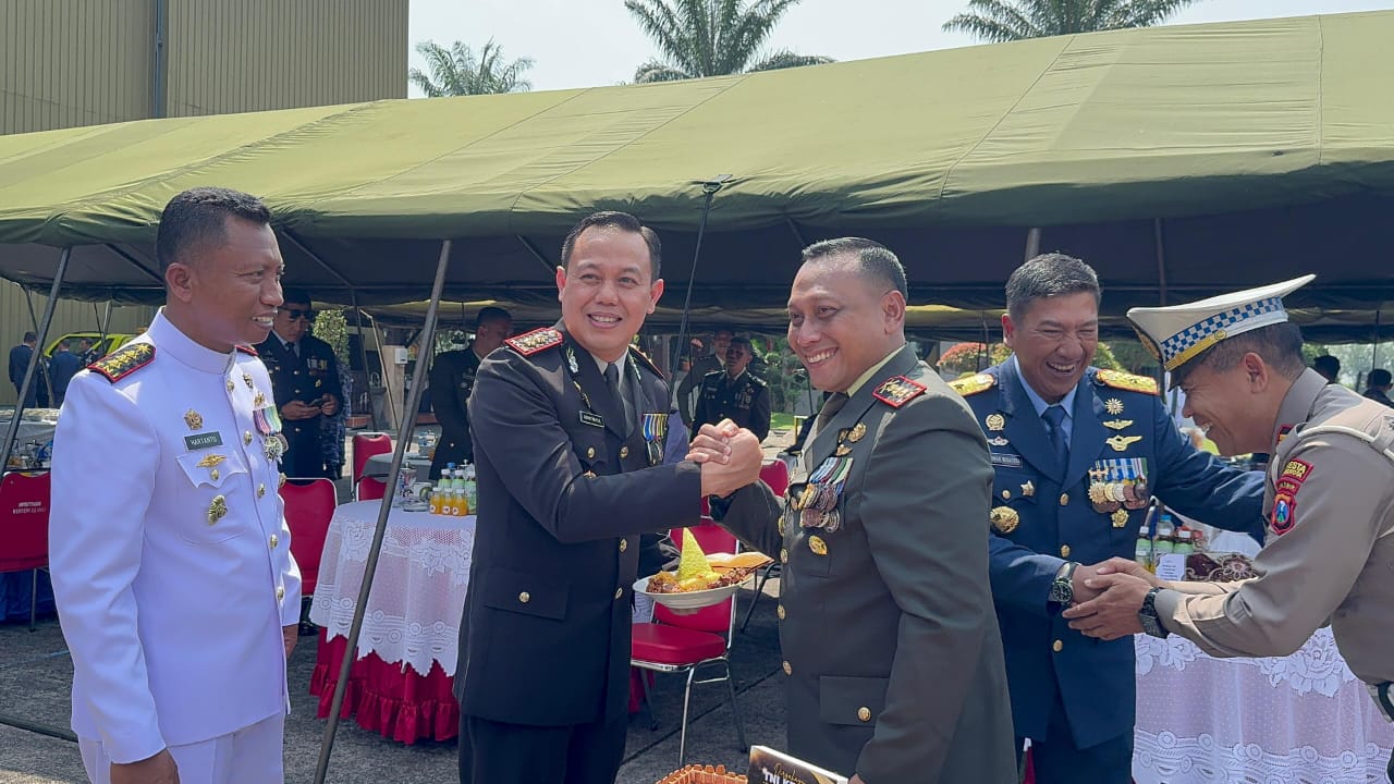 Jajaran Polsek hingga Polresta Malang Kota Kirim Tumpeng ke Markas TNI