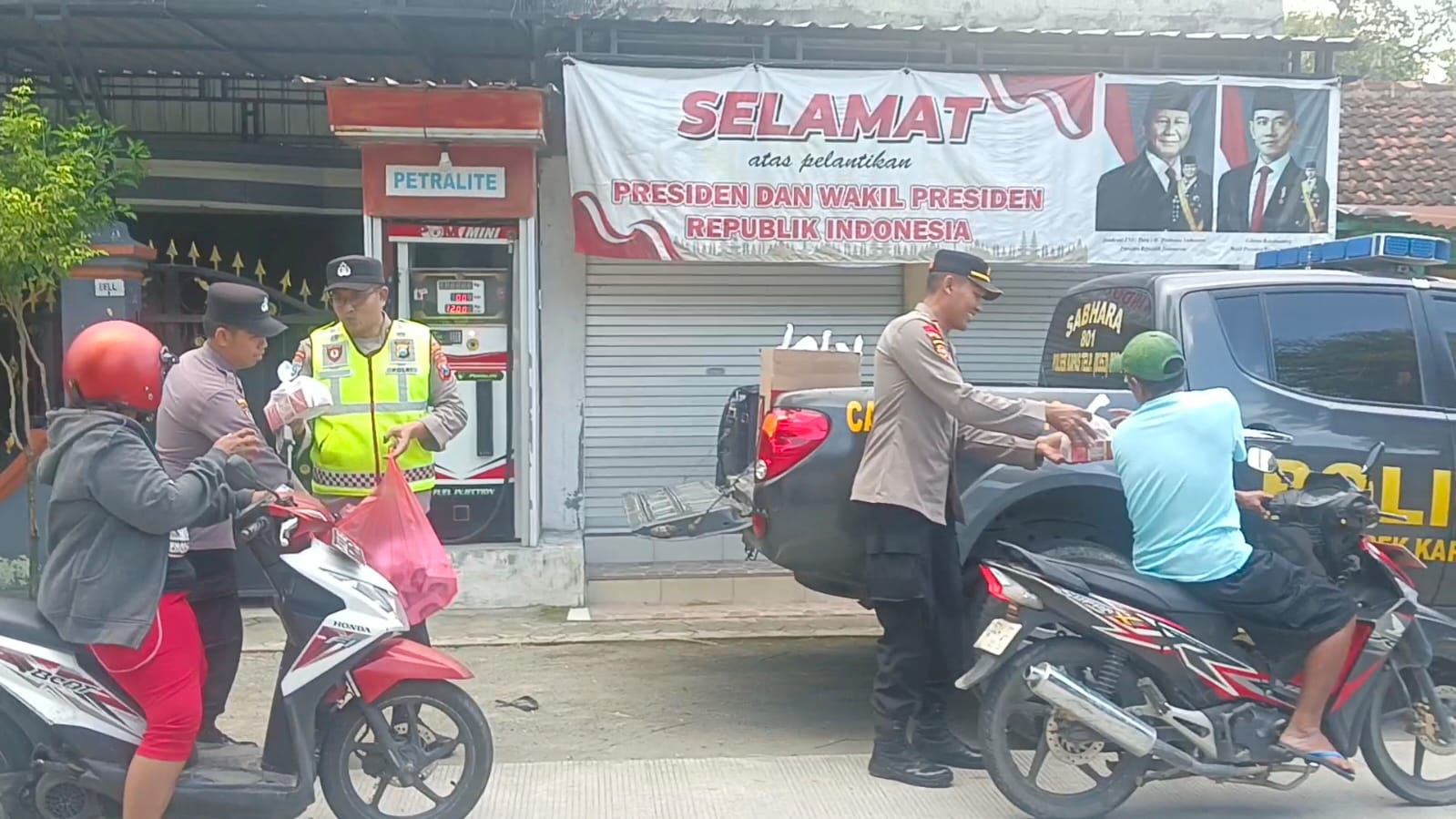 Kapolsek Kapas Patroli Ngabuburit Sembari Bagikan Takjil Gratis ke Warga