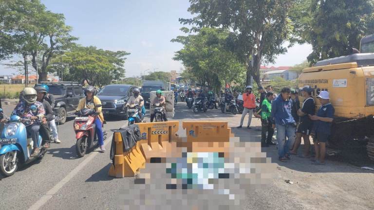 Pemotor Tewas di Depan Waduk Unesa, Tabrak Traffic Box Lalu Terlindas Mobil