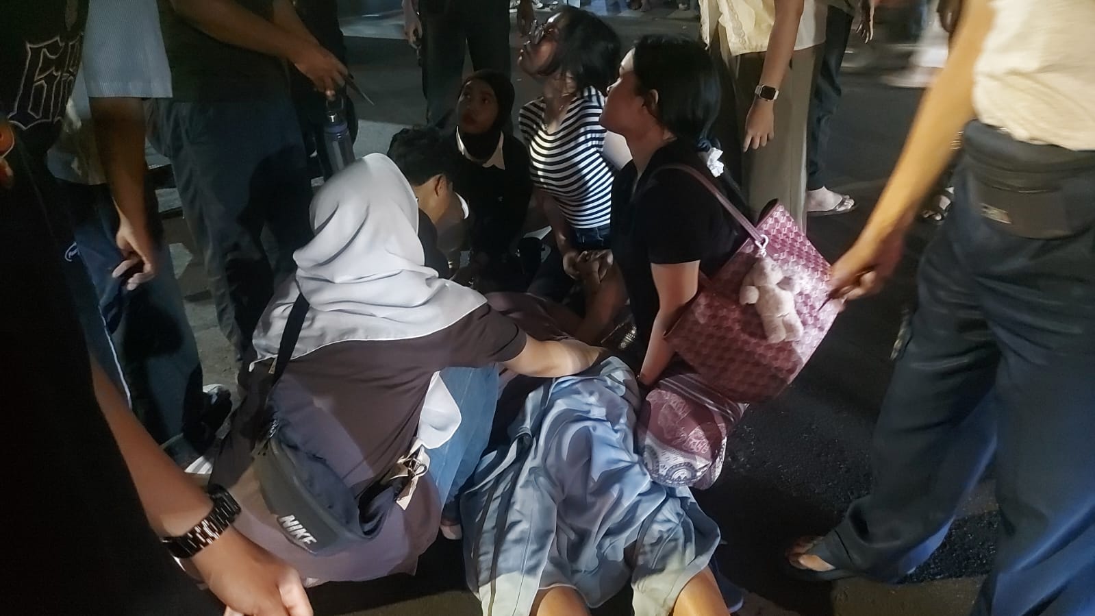 Pasutri Pengendara Stylo Standing Usai Tabrak Gran Max di Jalan Tunjungan