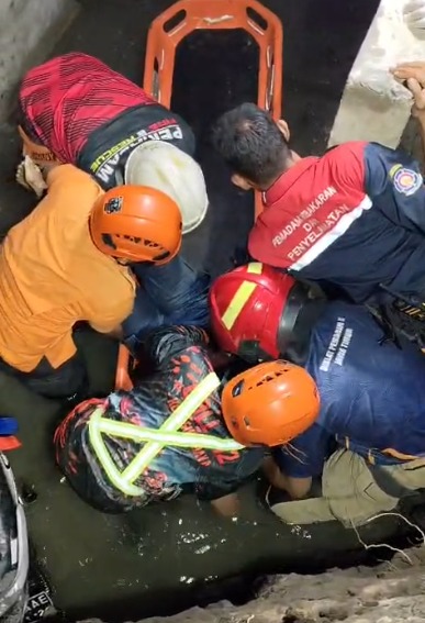 Begini Kronologi Motor Pasutri Terperosok Proyek Saluran Air Margorejo Indah