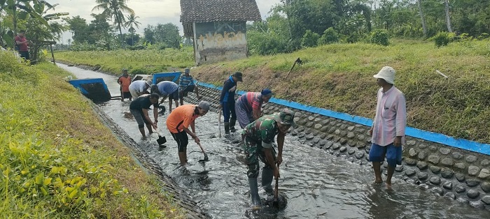 Babinsa Mojosari dan Warga Lumajang Gotong Royong Bersihkan Saluran Dam Jurang Dawir