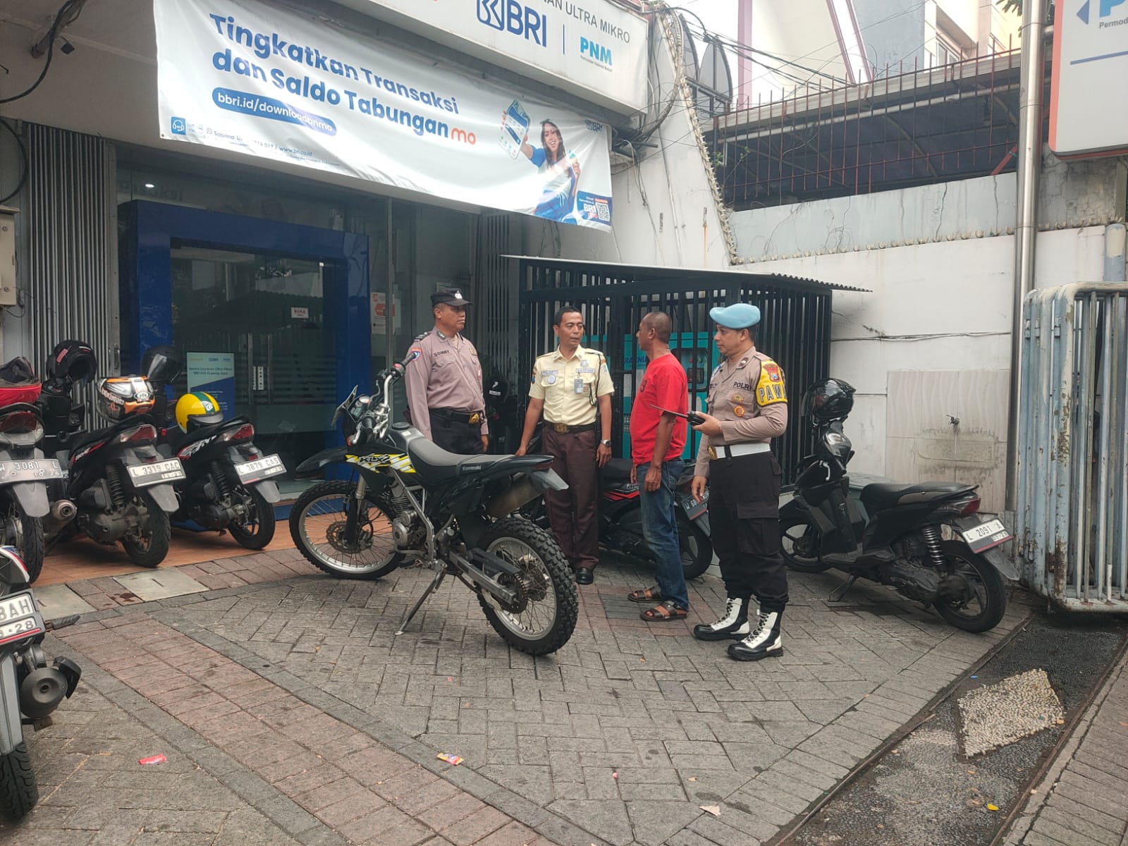 Antisipasi Curanmor, Polsek Sukomanunggal Gencarkan Patroli Dialogis di Bank BRI Kupang Jaya
