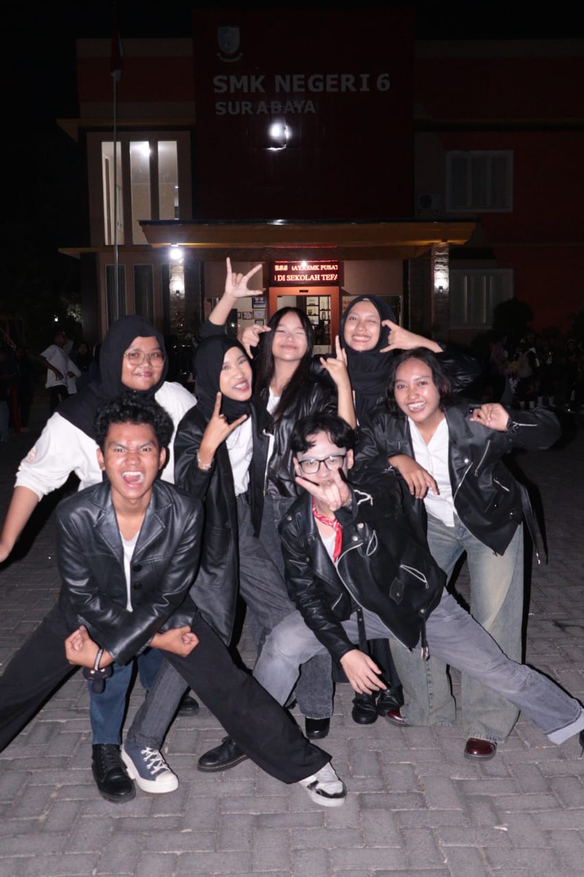 Band Sixforzando Tampil Memukau di Surabaya Fashion Festival 2025