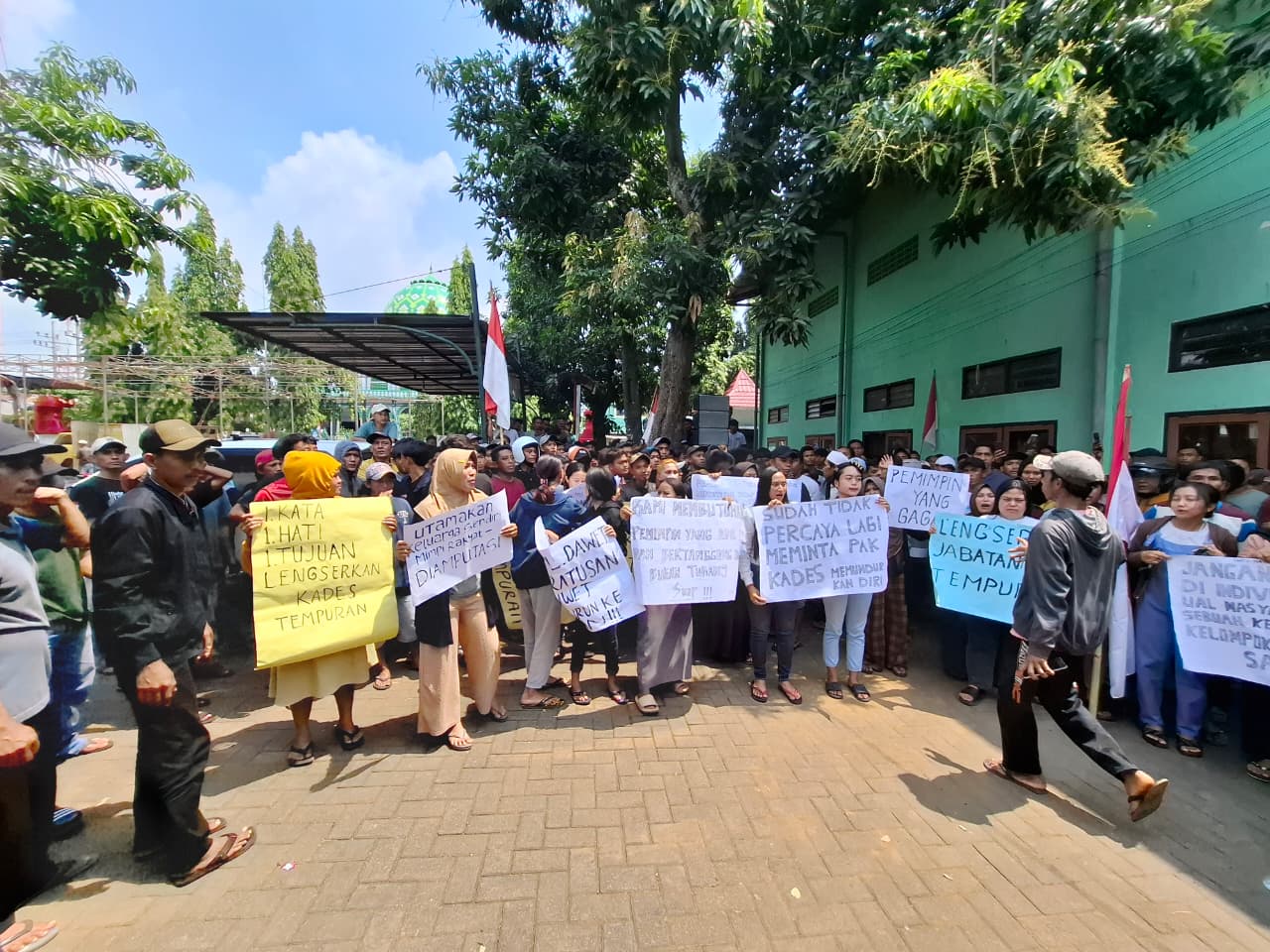 Dua Bulan Didemo Warga, Akhirnya Kades Tempuran Mengundurkan Diri