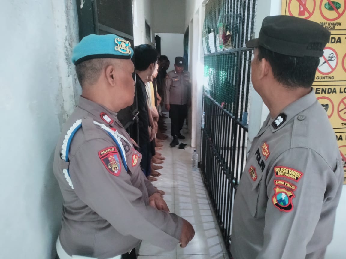 Petugas SPKT Bersama Provos Polsek Rungkut Giat Pemeriksaan Rutan, Jaga Keamanan dan Ketertiban