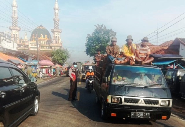 Rawan Kemacetan dan Aksi 3C, Polsek Tanah Merah Rutin Commander Wish di Pasar Petrah dan Patemon