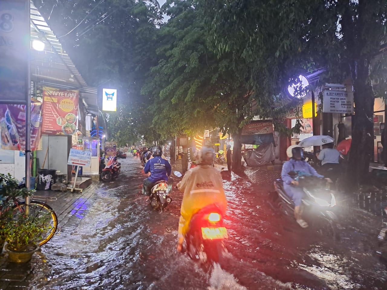 Hujan Deras, Banjir Rendam Beberapa Titik di Surabaya