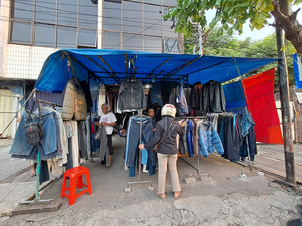 Penjual Pakaian Impor Marak di Surabaya, Pemerintah Harus Bertindak