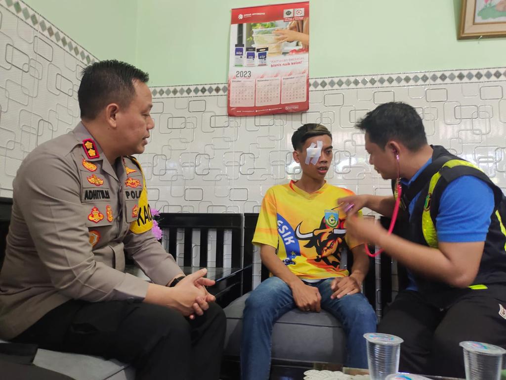 Kapolres Gresik Bareng PNSSI Jatim Jenguk Suporter Korban Kerusuhan di Stadion Gejos