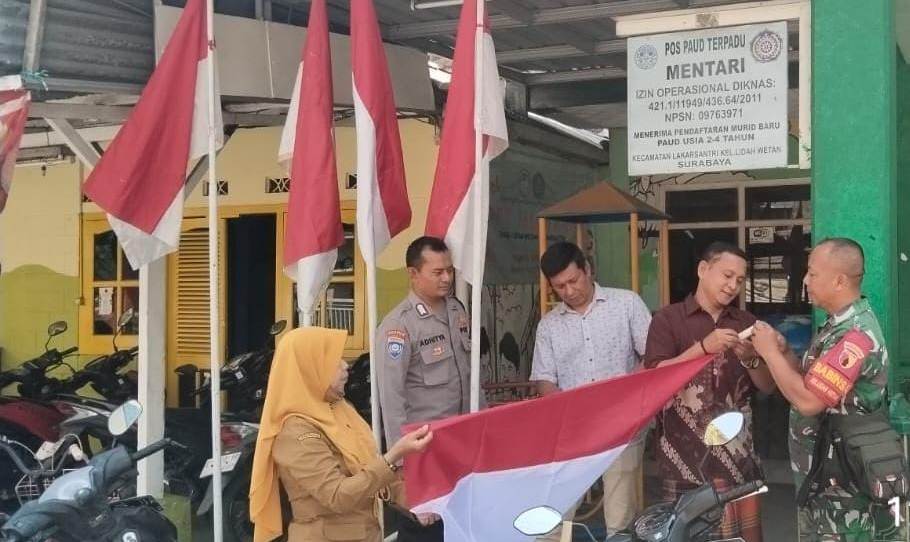Polsek Lakarsantri Ajak Warga Pasang Bendera Merah Putih Sambut HUT Kemerdekaan RI
