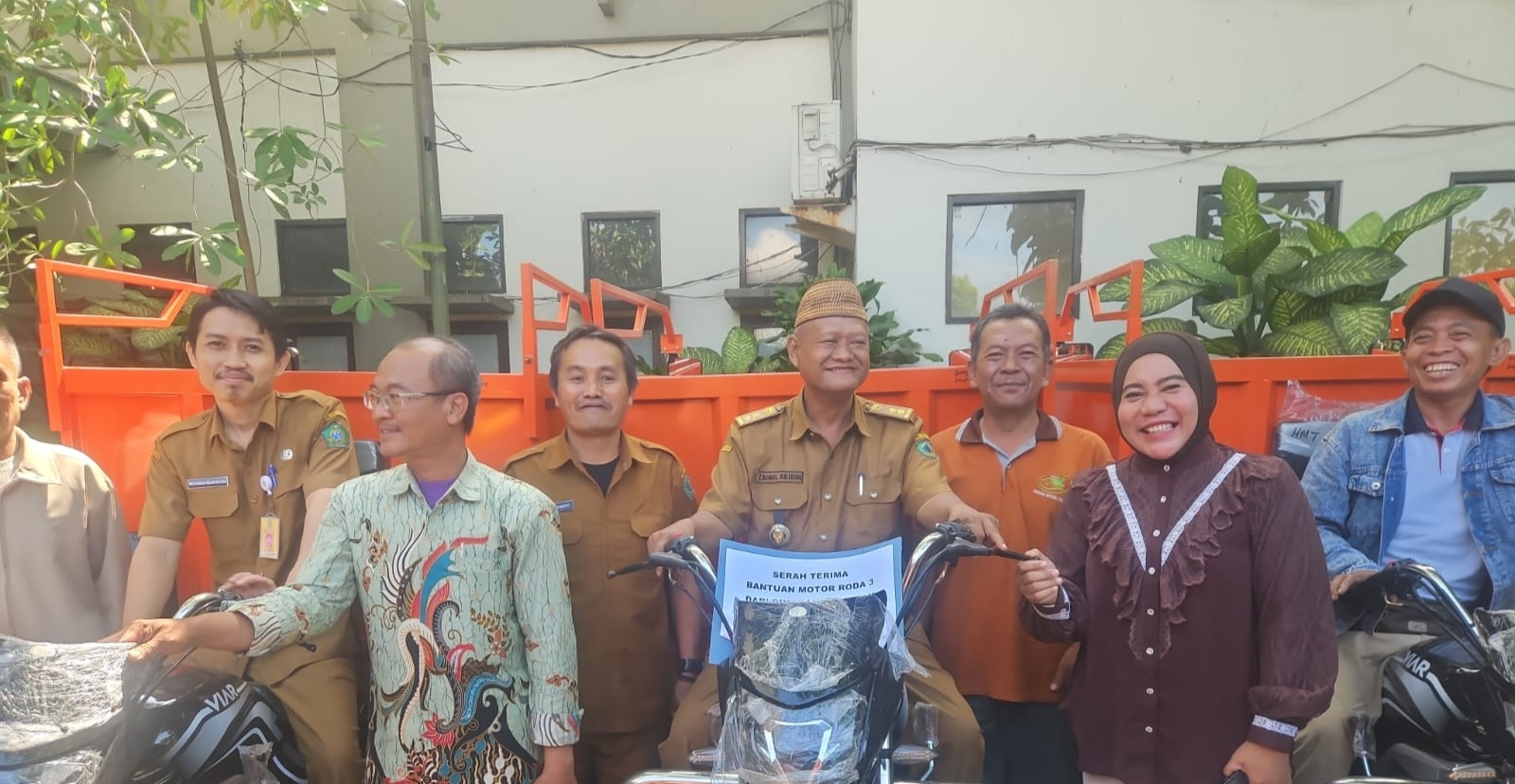 Pemdes Berbek Waru Dapat Bantuan Kendaraan Roda Tiga dari Anggota DPRD Sidoarjo