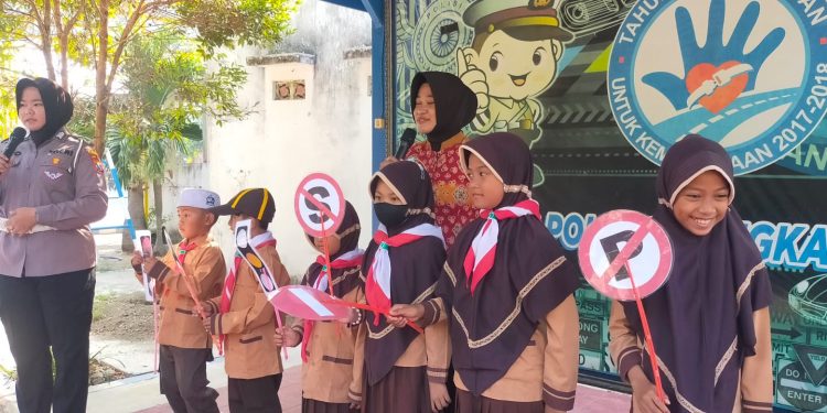 Sambangi Mapolres Bangkalan, Satlantas Edukasi Pelajar MI Syafinda Disipiln dan Tertib Lalu-Lintas
