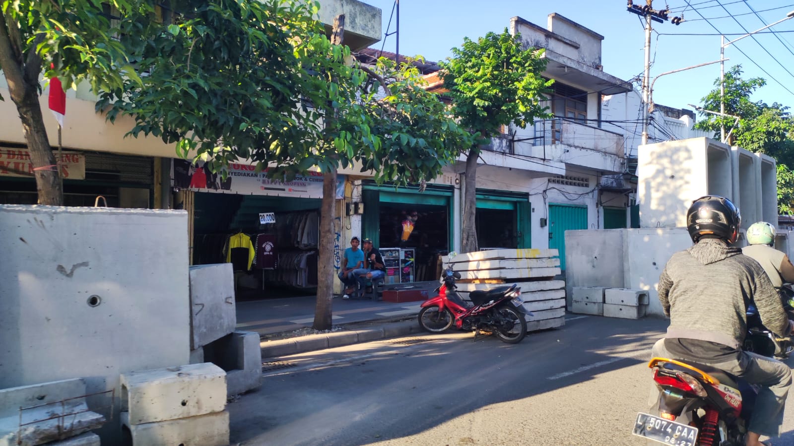 Belasan Box Culvert Dibiarkan Mangkrak 3 Bulan, Pelaku Usaha di Jalan Ngaglik Sambat