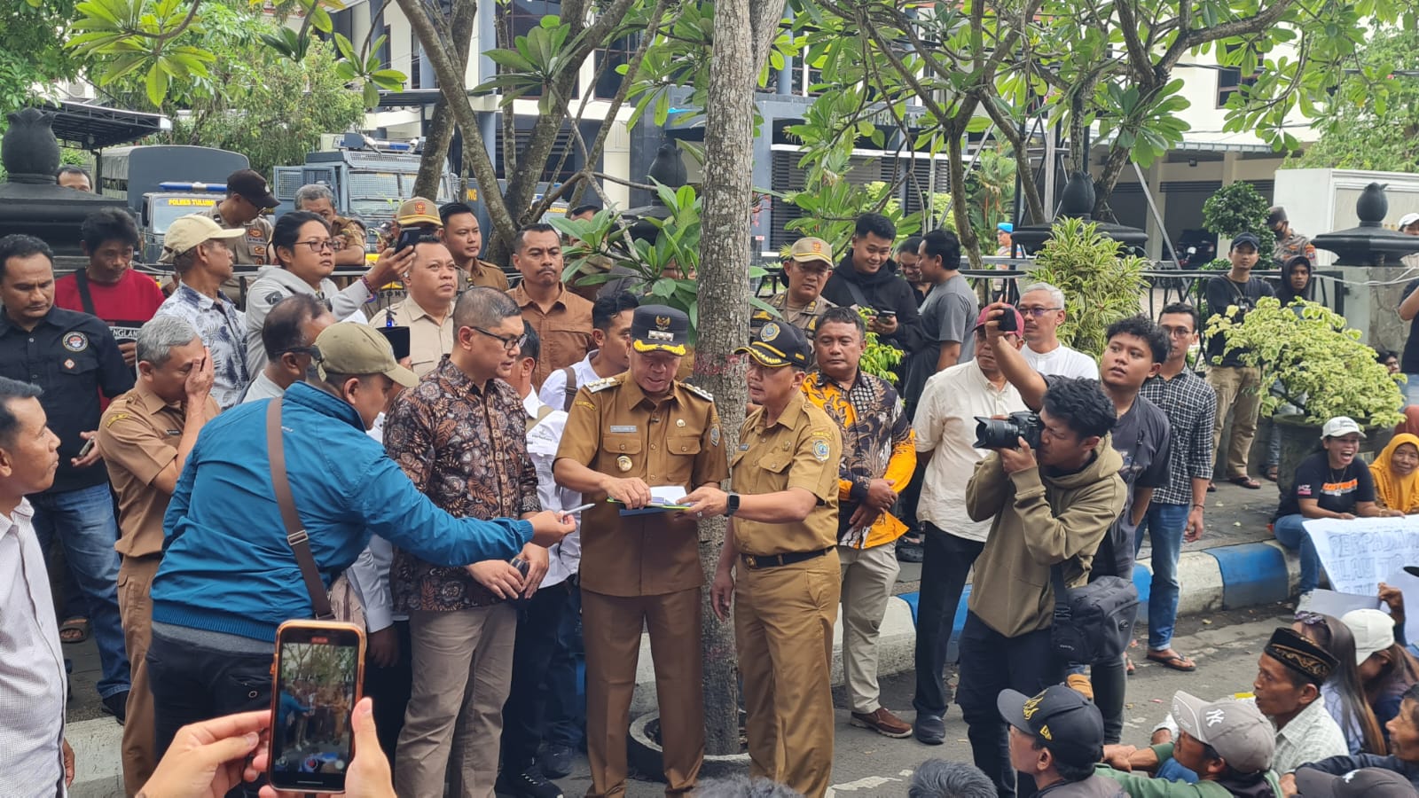 Temui Pendemo, Bupati Tulungagung Janji Kawal Tuntutan Perbaikan Jalan Selingkar Waduk Wonorejo 