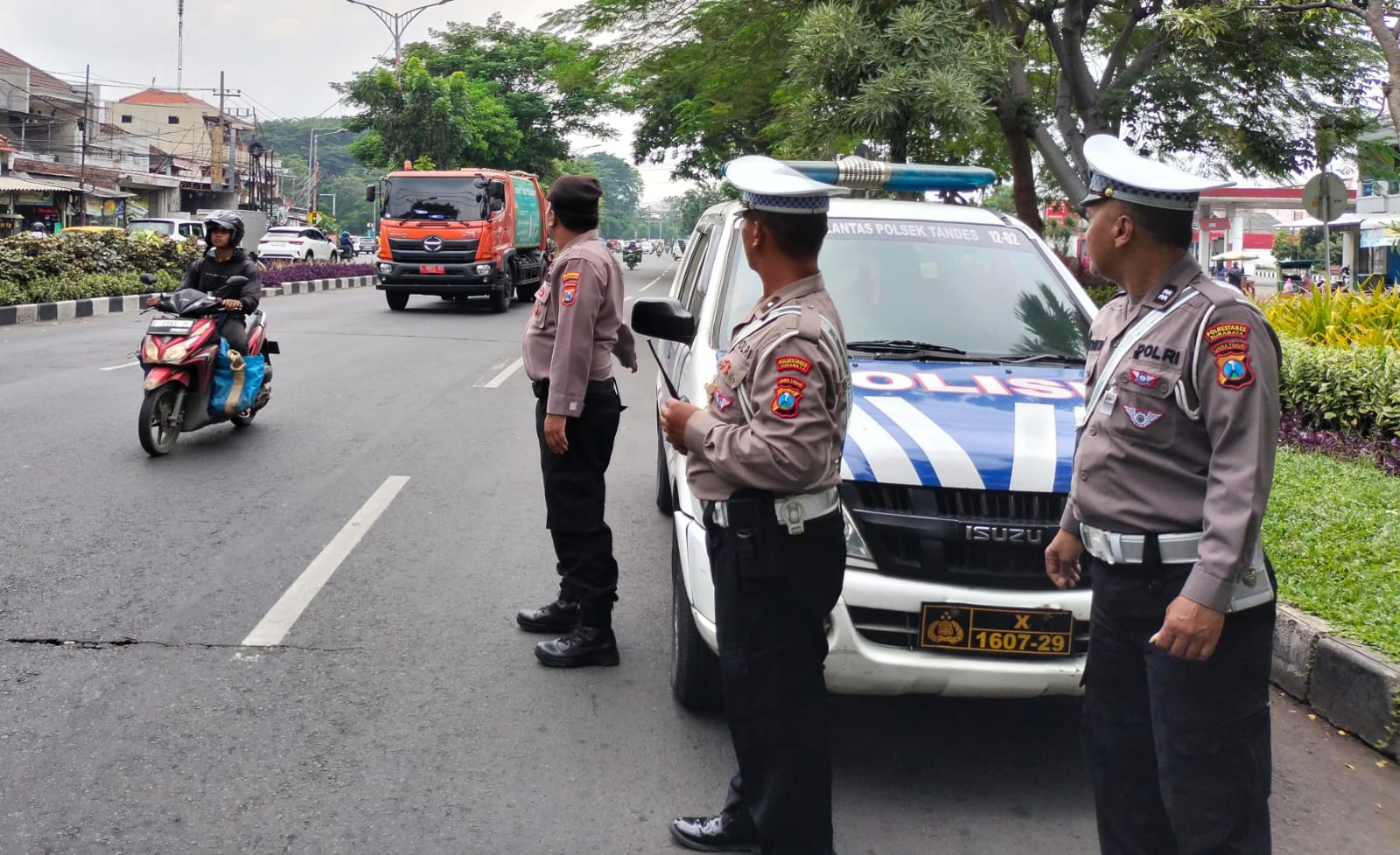 Polsek Tandes Sigap Atasi Kemacetan di Jalan Karangpoh, Arus Lalin Lancar Terkendali