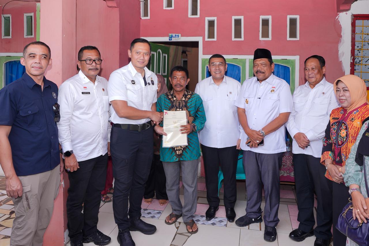 Wamen Ossy Bersama Menko AHY Serahkan Sertipikat Tanah untuk Rakyat di Bengkulu