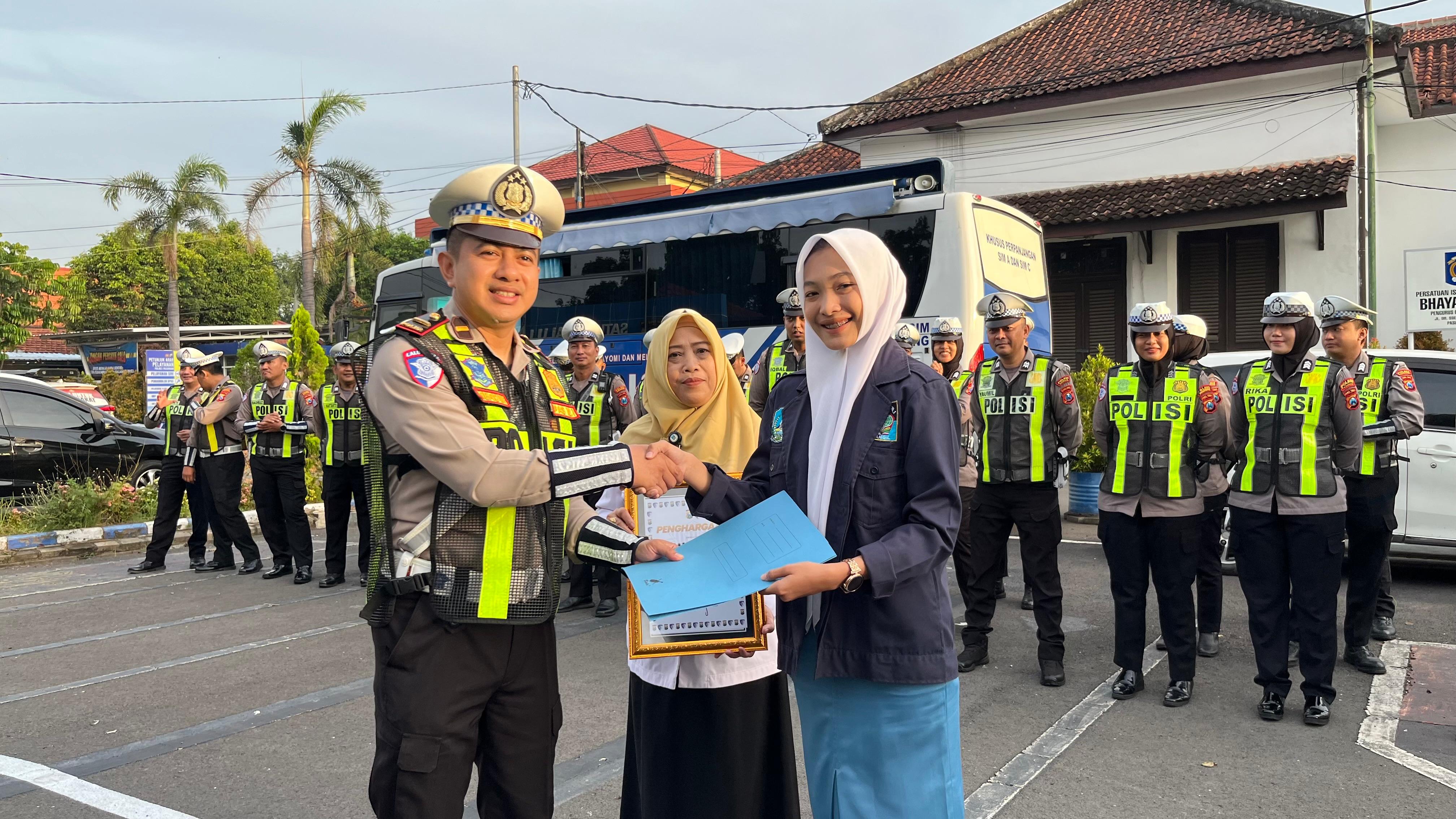 Program Helm On Jadi Andalan Satlantas Polres Pasuruan Tekan Kecelakaan