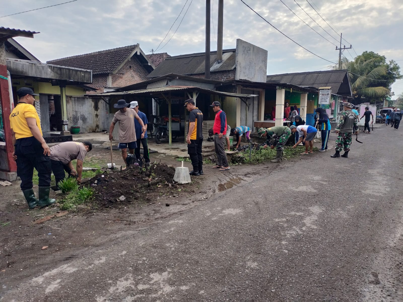 Forkopimka Krembung Ajak Warga Kerja Bakti Antisipasi Dampak Cuaca Ekstrem