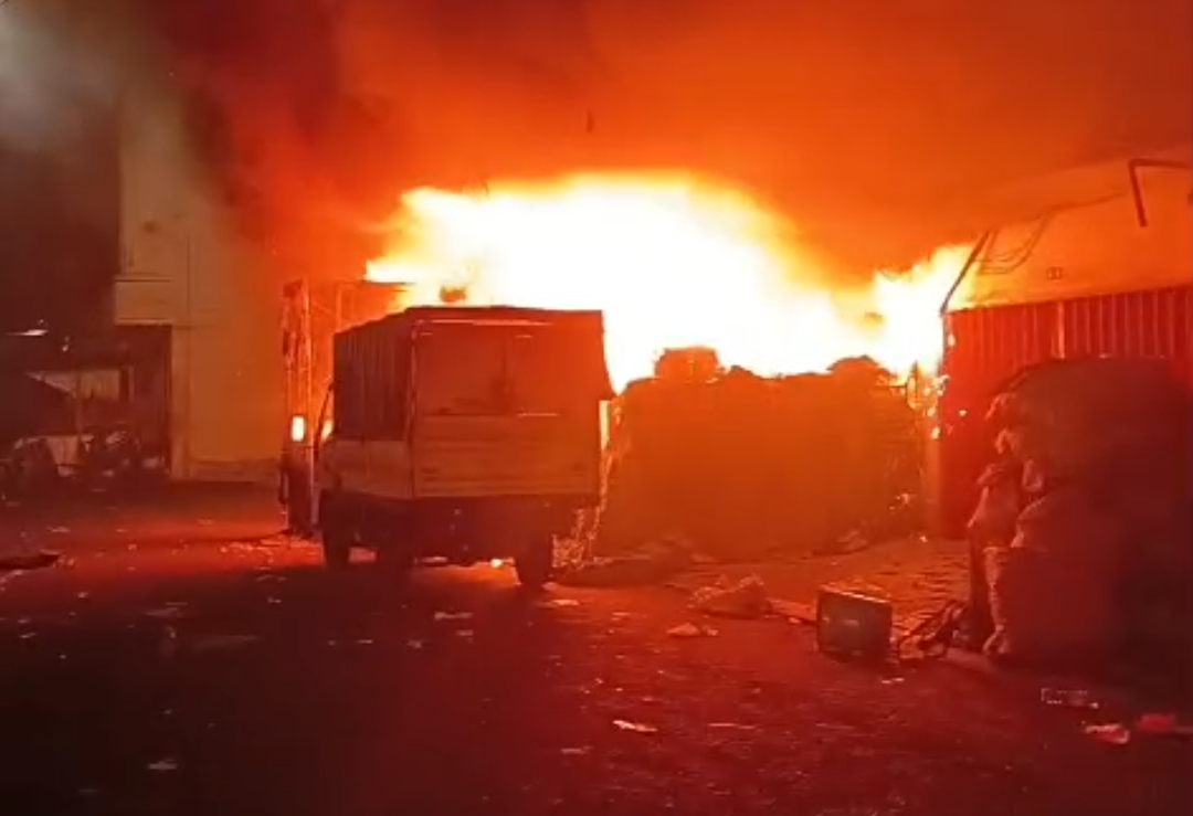 Imbas Kebakaran Gudang Pecah Belah di Bubutan Surabaya, 1 Truk yang Terparkir Hangus Terjilat Api