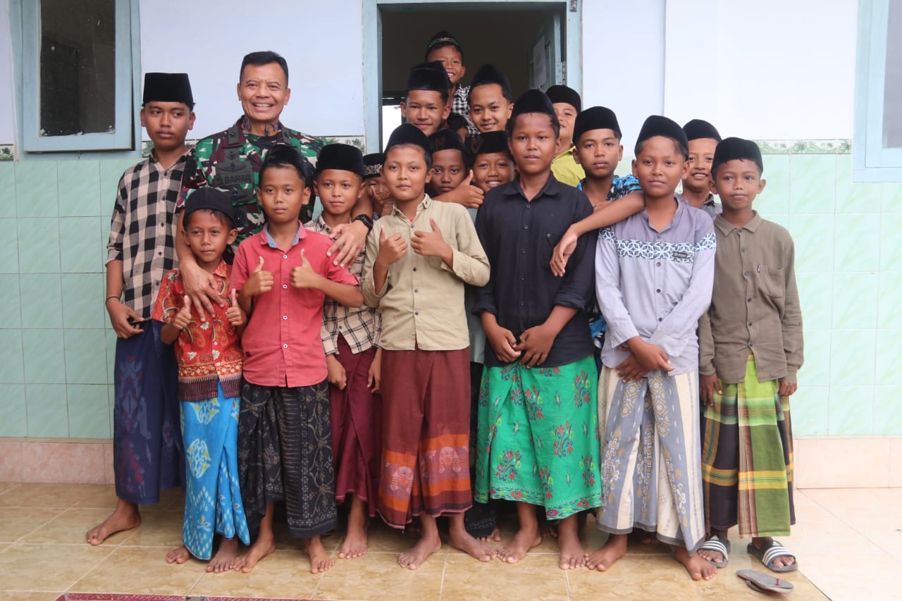 Kasdam V/Brawijaya Dialog Hangat dengan Santri di Lokasi TMMD Sumenep