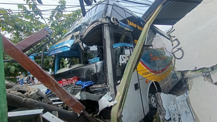 Sopir Truk Boks Tewas Terjepit Usai Hantam Bus Mogok di Jalan Madiun-Surabaya