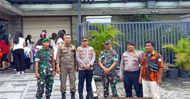  Polsek Gunung Anyar Bersama Tiga Pilar Jalin Kebersamaan, Amankan Natal di Gereja GPDI Haleluya