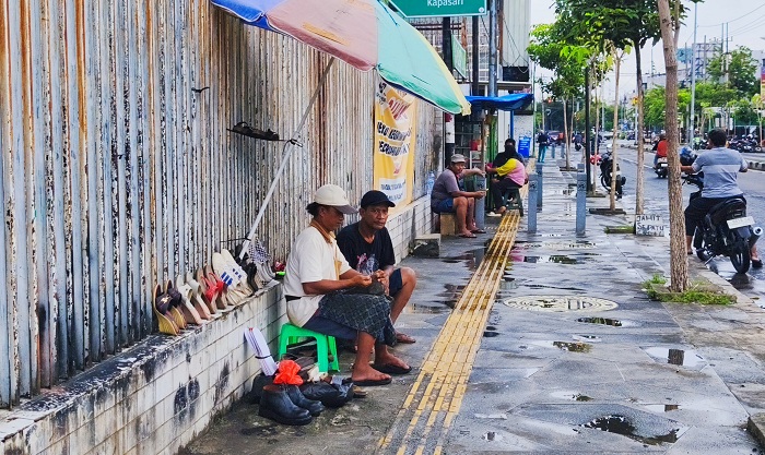 Sepi Peminat, Tukang Jahit Sepatu di Kapasari Tetap Bertahan