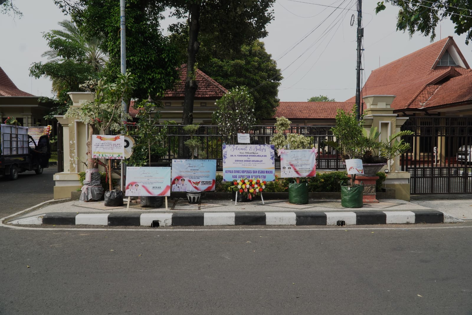 Bibit Pohon sebagai Ucapan Pelantikan Bupati dan Wakil Bupati Lamongan