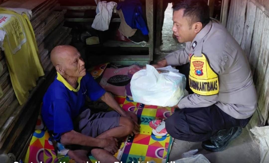 Bhabinkamtibmas Desa Bubulan Salurkan Bantuan Sembako kepada Warga Kurang Mampu