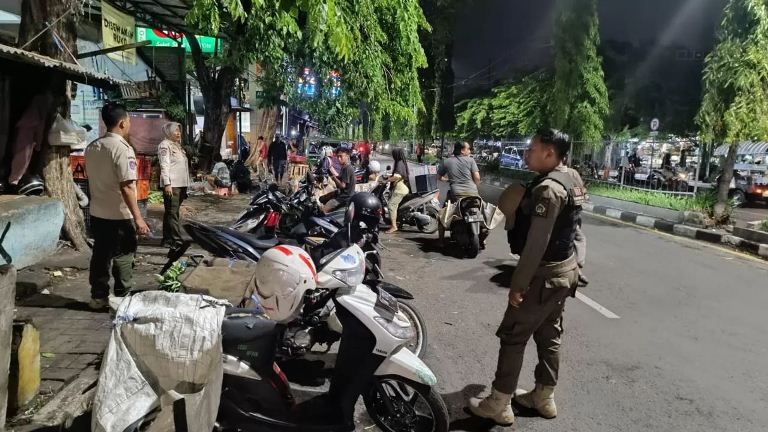 Jadi Biang Kerok Kemacetan, Satpol PP Gresik Tertibkan PKL di Trotoar Jalanan Kota