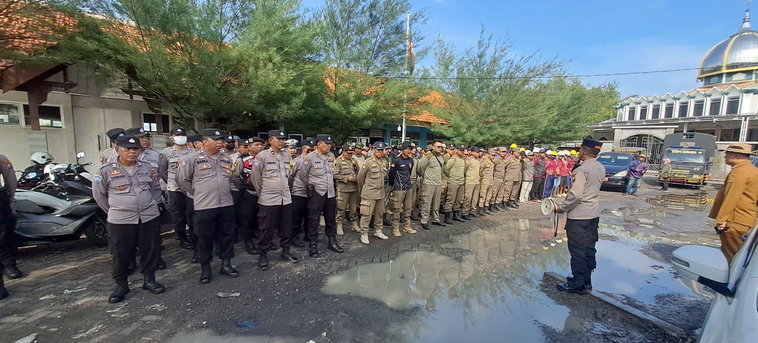 Penertiban Bangunan Liar, Polsek Benowo Tegaskan Komitmen Jaga Lingkungan