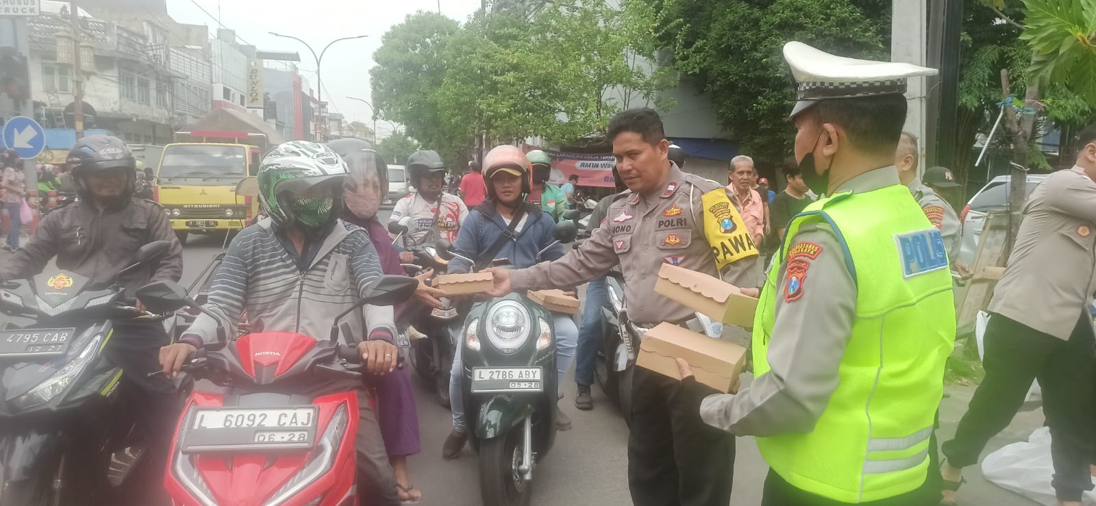 Kapolsek Simokerto Ajak Anggota Peduli Warga Kurang Mampu