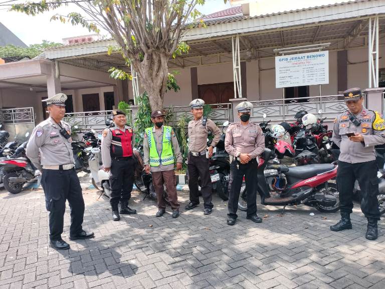 Polsek Pakal Amankan Ibadah Minggu di GPIB Jemaat Benowo