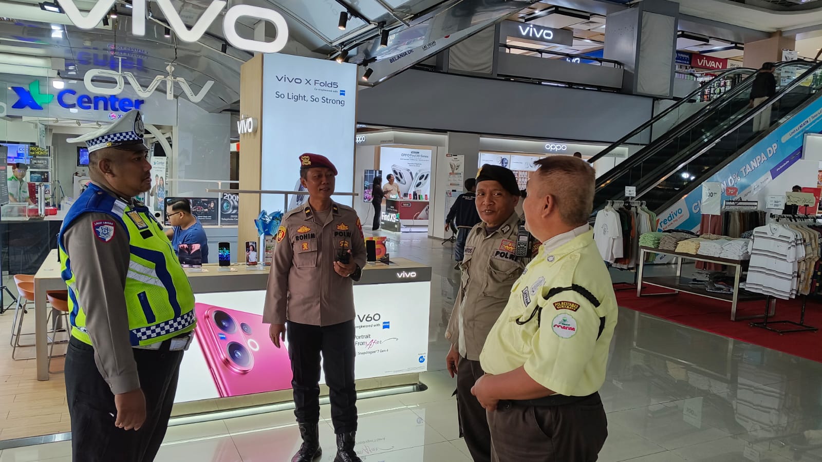 Jaga Kenyamanan Libur Nataru, Polsek Wonocolo Intensifkan Patroli di Plaza Marina