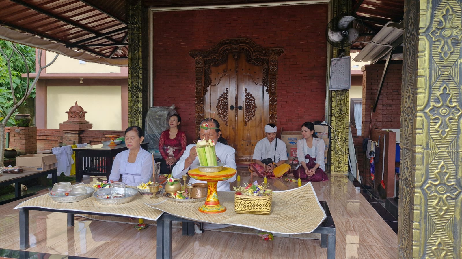 Pura Kertha Bumi Bhayangkara Gelar Ibadah Suci Tilem